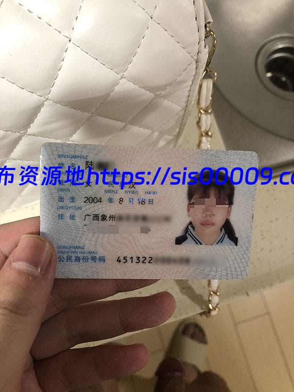 19岁光滑皮肤粉乳少女跟我开房各种姿势狂操 1 19岁光滑皮肤粉乳少女跟我开房各种姿势狂操 1